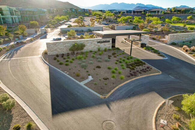 Building Photo - Mesa Ridge Luxury Oasis Feathertop