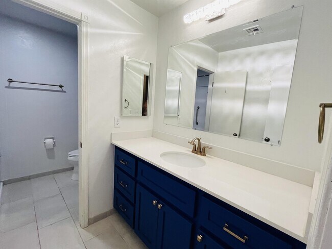 Building Photo - 909 E 13th St