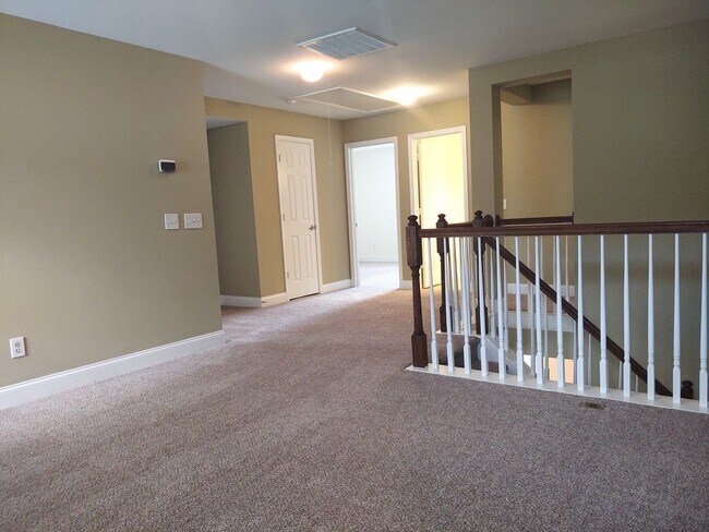 Building Photo - Beautiful Home located in the Hamilton Lak...