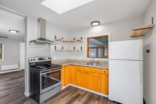 Building Photo - Charming 1 BD 1 BA cottage nestled on a be...