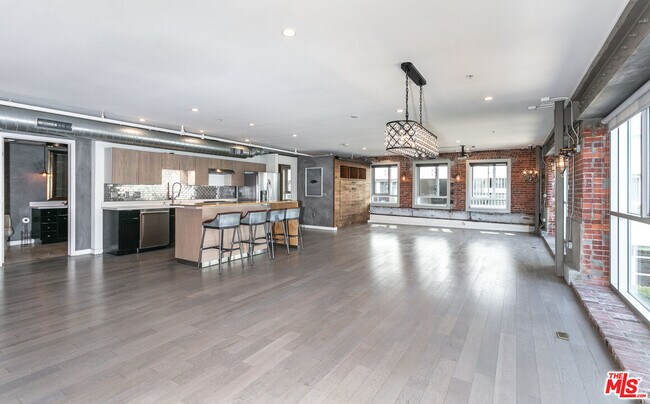 Building Photo - 527 Molino St