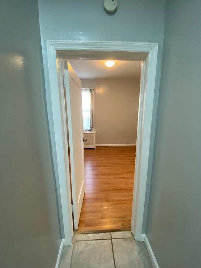 Building Photo - 425 Leslie St