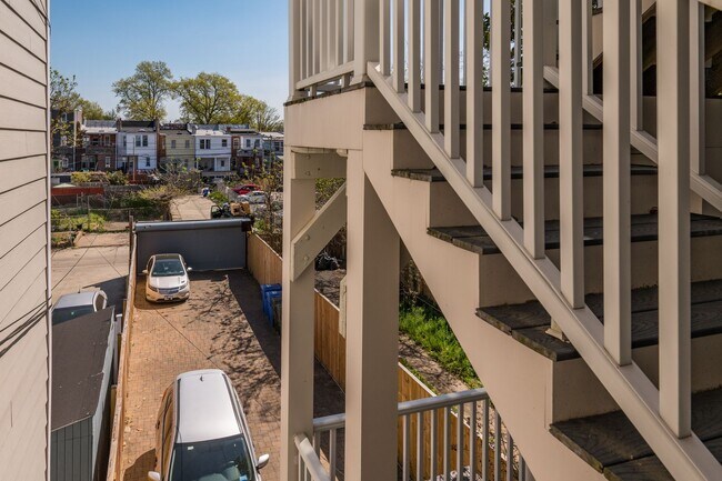 Building Photo - Beautiful 2 bed 2 bath plus den- Parking!!...