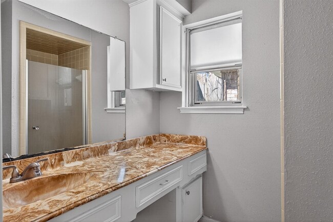 Building Photo - 406 Mistywood Dr