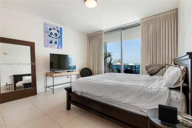 Building Photo - 200 Biscayne Blvd Way