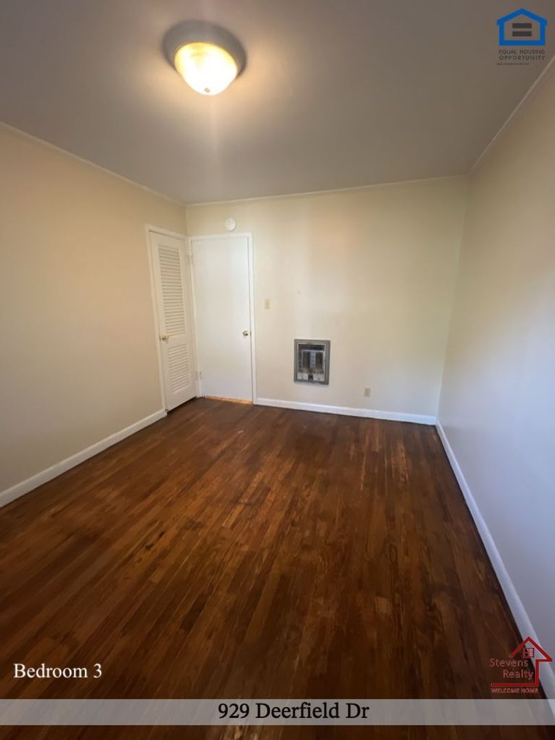 Building Photo - 929 Deerfield Dr