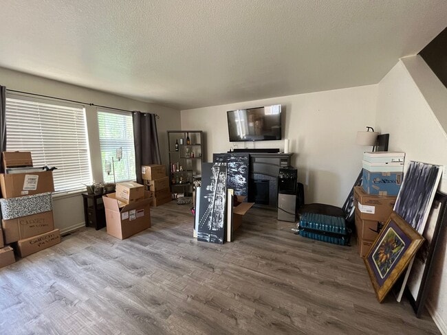 Building Photo - Lovely Townhome in Thornton