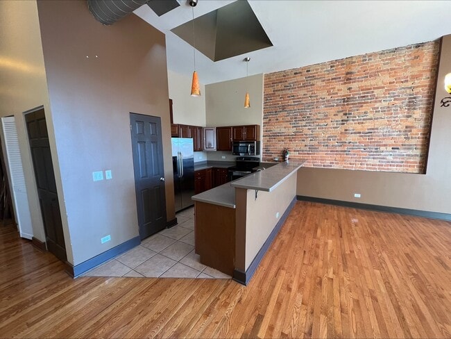 Building Photo - 26 E Downer Pl