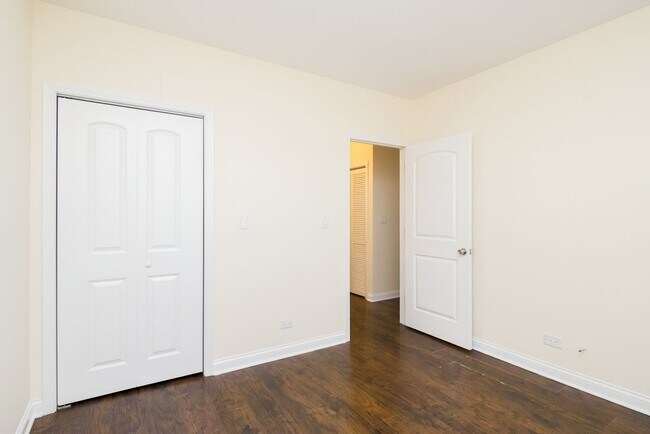 Building Photo - 4715 W Cornelia Ave