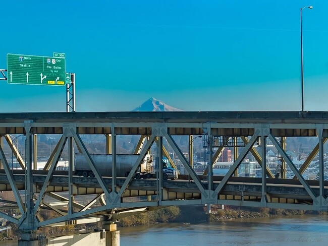 Building Photo - Beautiful 1 Bed 1 Bath Waterfront Condo w/...