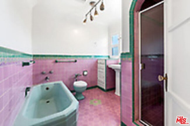 Building Photo - 815 N Harper Ave