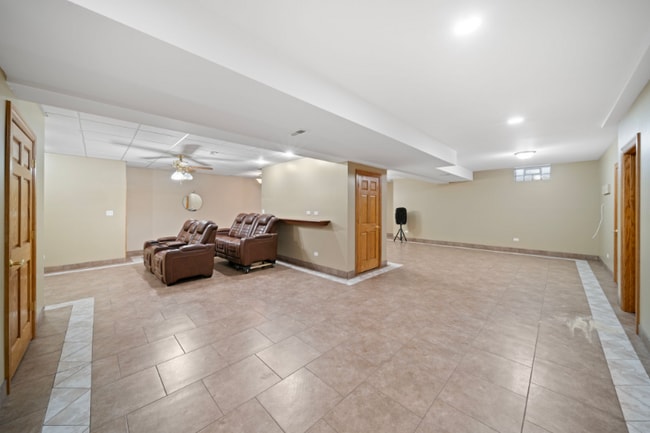Building Photo - 115 E Woodlawn Rd