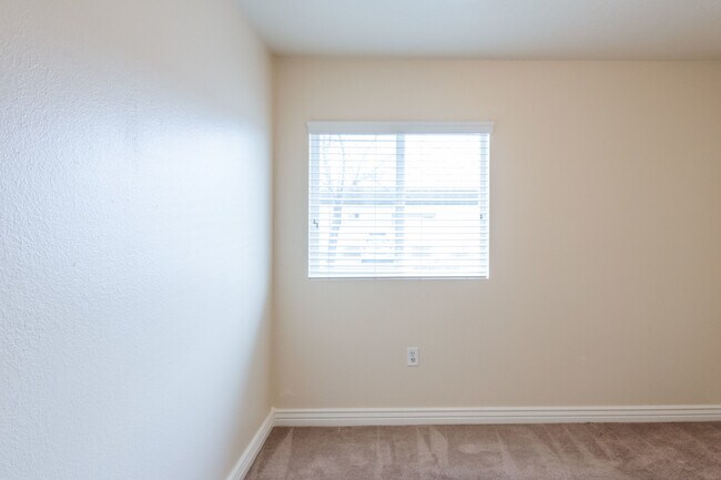 Building Photo - 3 Bedroom/2 bathroom Condo in Sandy