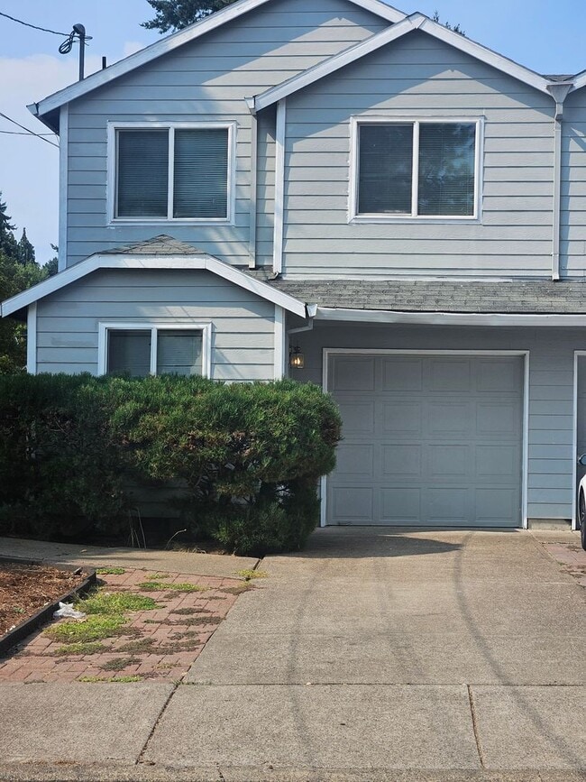 Building Photo - Spacious 3 bedroom 2.5 bath in Hillsboro