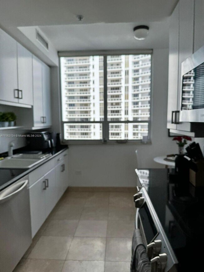 Building Photo - 801 Brickell Key Blvd