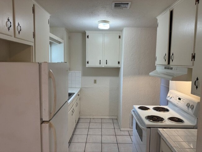 Building Photo - 4-bedroom garage conversion, cute and clea...