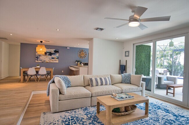 Building Photo - 514 Everglades Dr