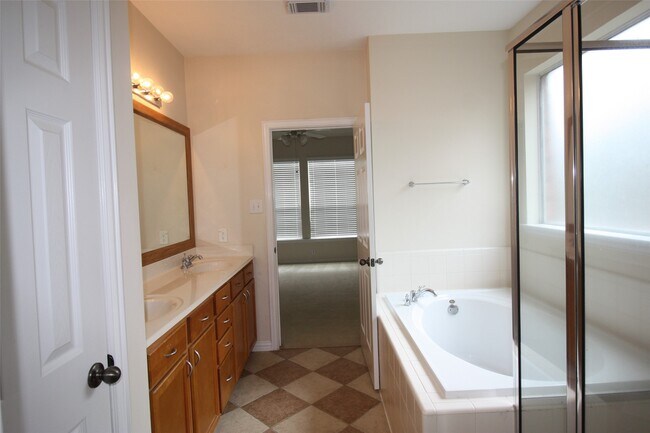 Building Photo - 7031 Thistlewood Park Ct