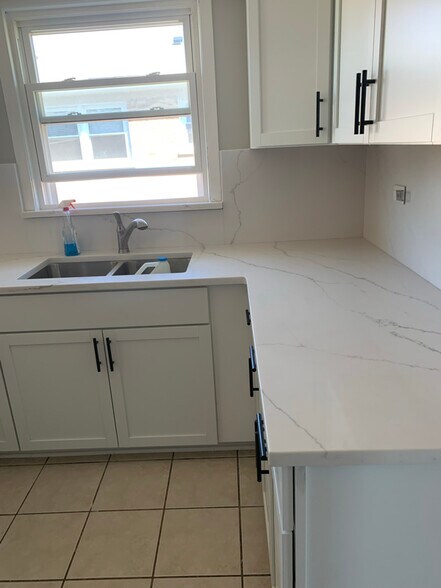 Building Photo - 764 Holiday Ln