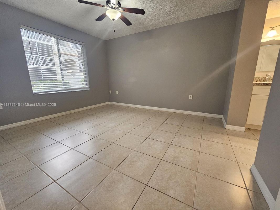 Building Photo - 2101 Glenmoor Dr