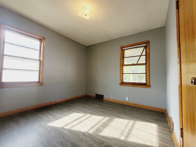 Building Photo - 1320 N Broadwell Ave