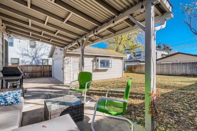 Building Photo - AVAILABLE NOW, LARGE YARD AND DETACHED 2 CAR GARAGE, UPDATED FLOORS AND BATH, $0 DEPOSIT OPTIONS!