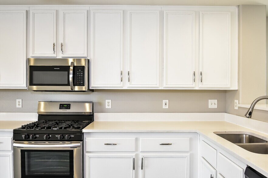 Building Photo - 7833 Lovely Pine Pl