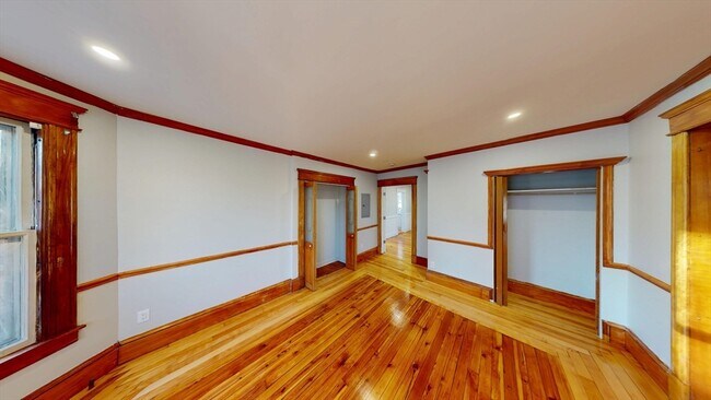 Building Photo - 168 Oak St