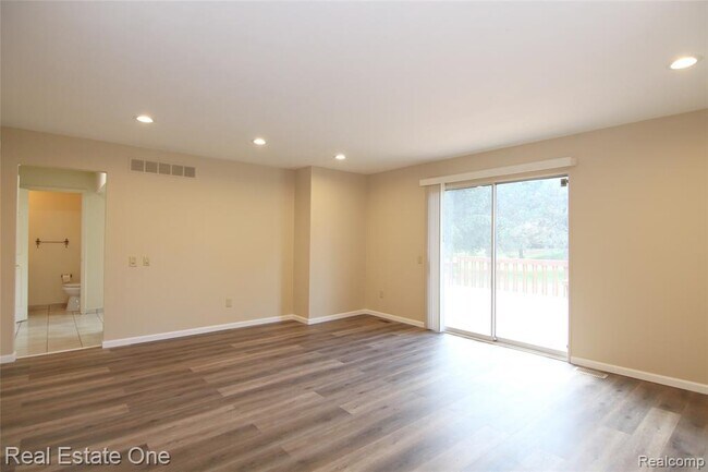 Building Photo - 5590 Greenbriar Dr