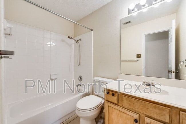 Building Photo - 8101 Hyde Park Dr