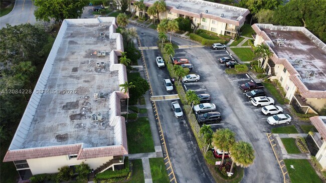 Building Photo - 310 Lakeview Dr