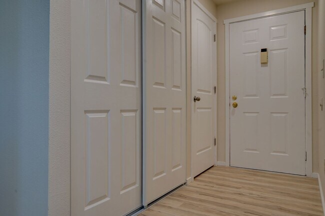 Building Photo - Kent Green River Estates Condo