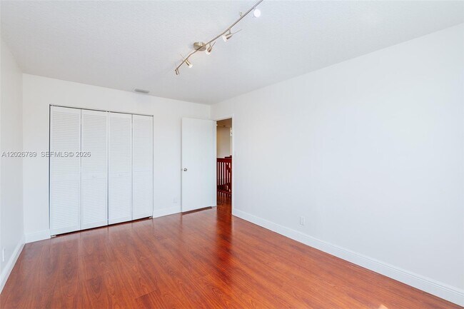 Building Photo - 305 S Ketch Dr