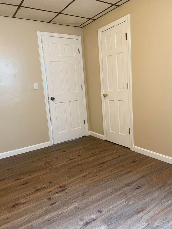 Building Photo - 916 Main St