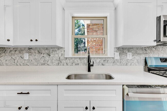 Building Photo - Newly Renovated 3 Bed / 2.5 Bath with Doub...