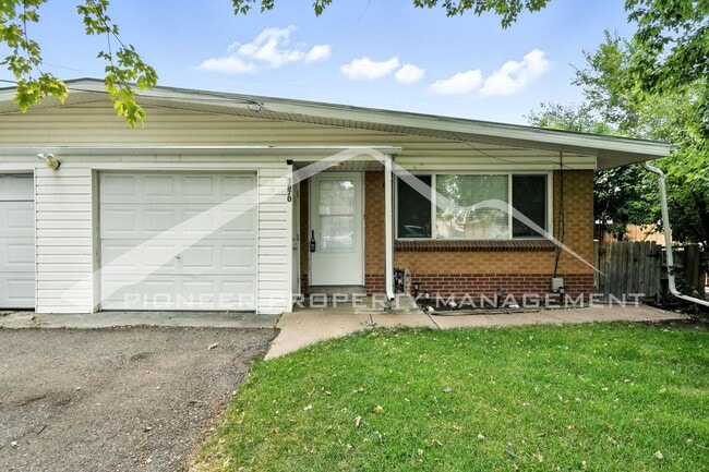 Primary Photo - Charming Duplex with Washer/Dryer and Fenc...