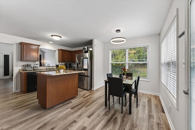 Building Photo - 301 Birdsong Trc