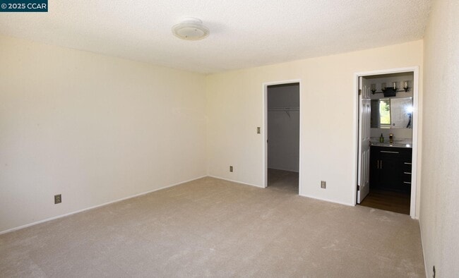 Building Photo - 555 Willow Ct