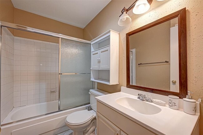 Building Photo - 2101 Fountain View Dr