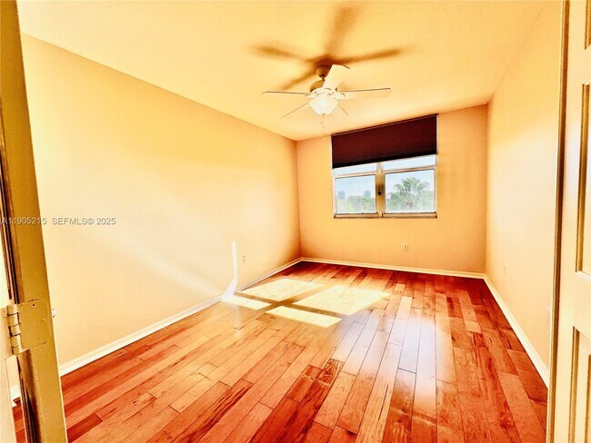 Building Photo - 2421 NE 65th St