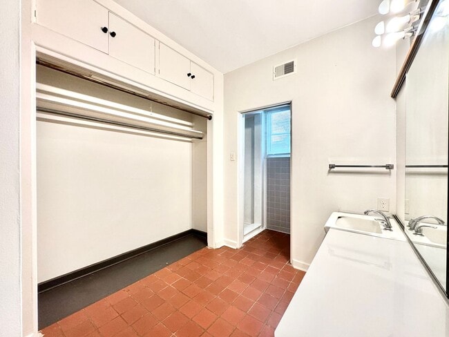 Building Photo - Vintage 2BR/2BA on Stanford Ave with Huge Fenced Yard & Lawn Care Included