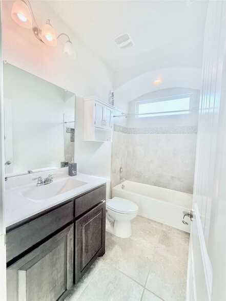 Building Photo - 1009 Cushing Dr
