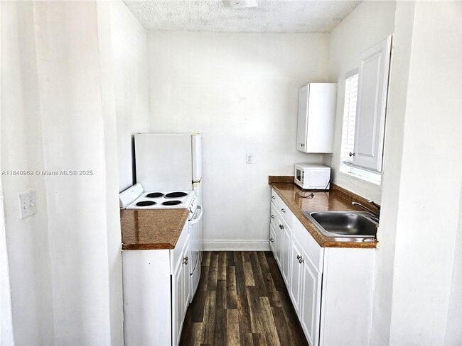 Building Photo - 384 Tamiami Canal Rd
