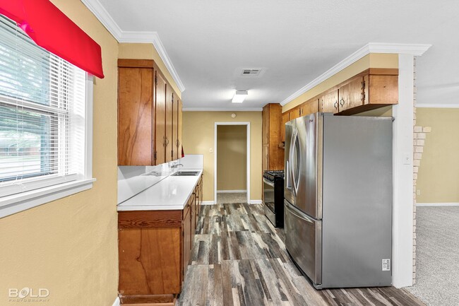 Building Photo - Check Out this 3 bed 2 bath!!