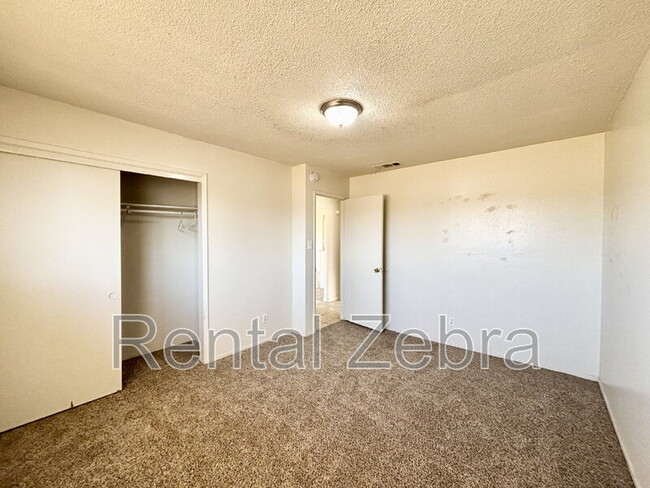 Building Photo - 2400 Gurr Rd