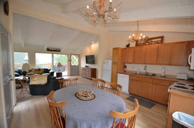 Building Photo - Peak 7 Home! Great Deck and Views! 9 month...