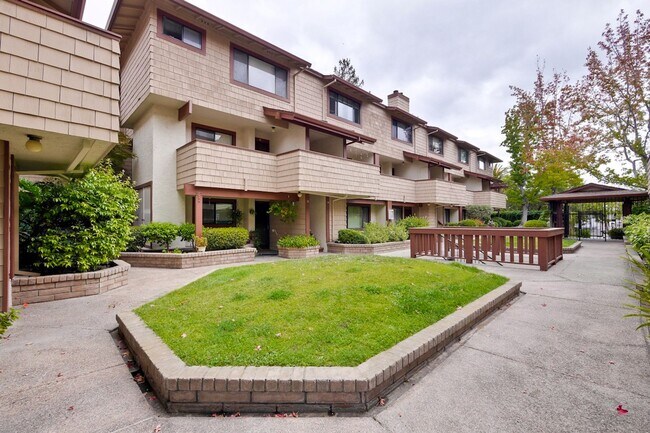 Building Photo - Popular Woodside Commons at Its Finest.