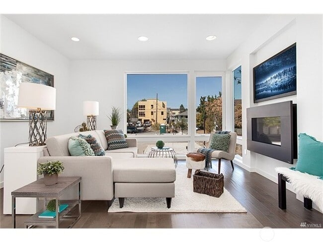 Building Photo - Newer Ballard 3 Bedroom Townhome - Attache...