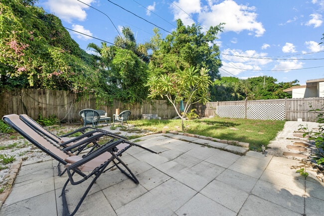 Building Photo - 916 30th Ct