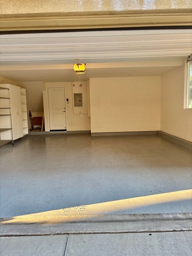 Building Photo - Must see beautiful and large Townhome in Dublin- Close to Everything!